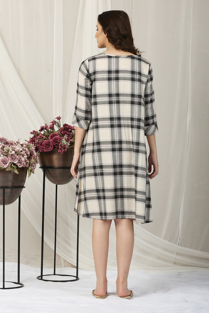 Black & White Flannel Checks Maternity & Nursing Pintuck Dress MOMZJOY.COM