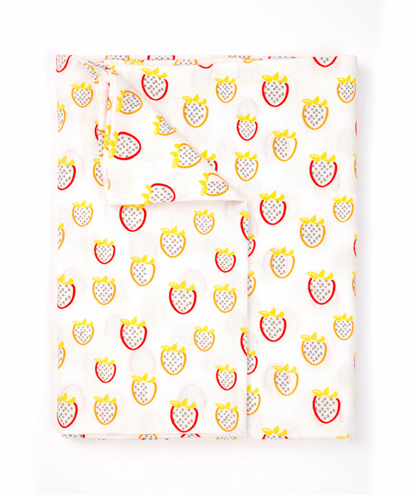 Berry Giraffe - Muslin Swaddle (Set of 2) MOMZJOY.COM